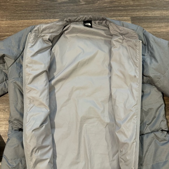 The North Face lightweight jacket for warmth - Picture 11 of 12